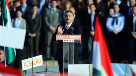 Thủ tướng Hungary Viktor Orban phát biểu trước những người ủng hộ sau chiến thắng.